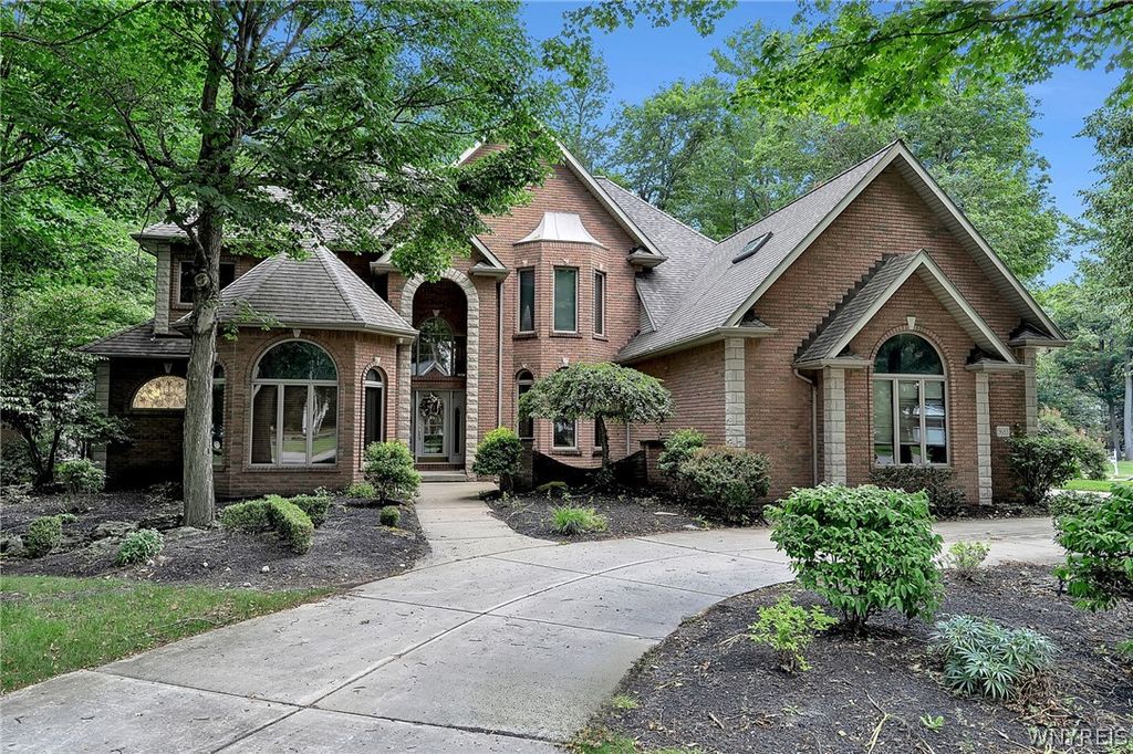 9683 Cobblestone Drive, Clarence, NY 14031