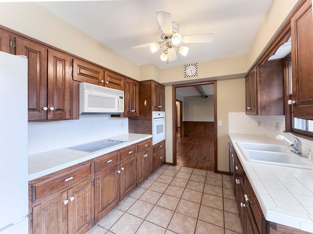 1222 S Lark Ln, Wichita, KS 67209