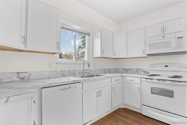 2814 Burgess Hill Drive, Waterford, MI 48329