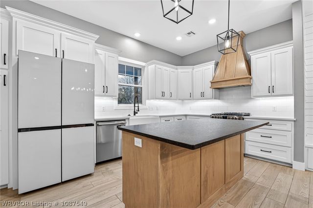 1914 Ebbing Loop, Barling, AR 72923