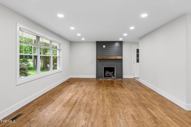 1303 Peterson Place, Johnson City, TN 37601