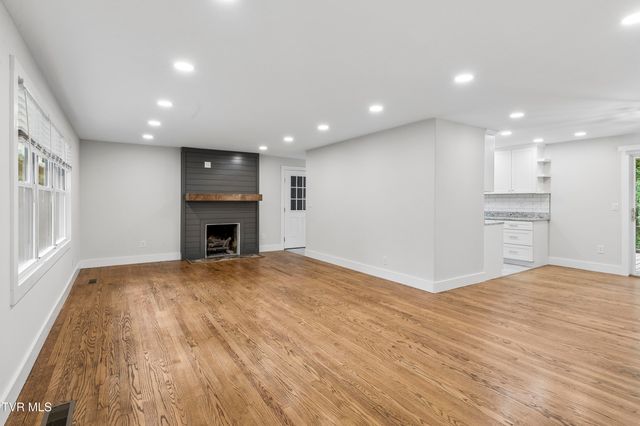 1303 Peterson Place, Johnson City, TN 37601