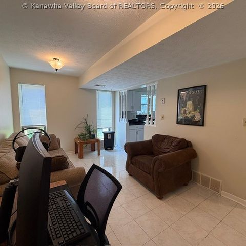 204 Willowcrest Drive, Charleston, WV 25311