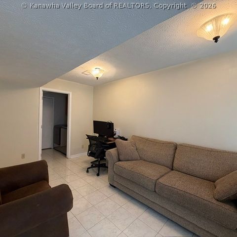 204 Willowcrest Drive, Charleston, WV 25311