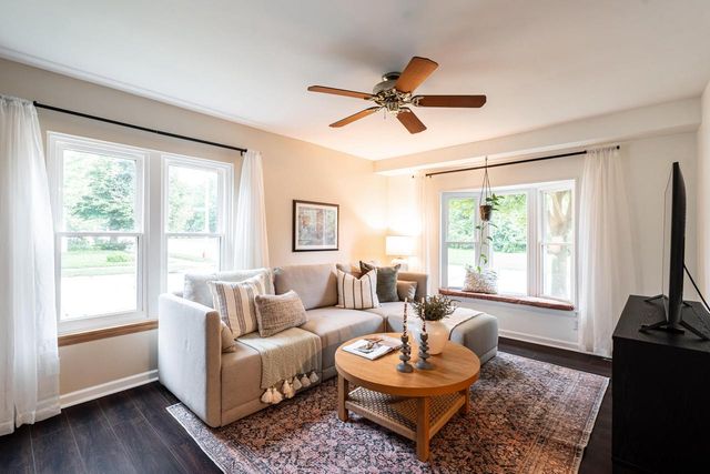 5447 S Lake DRIVE, Cudahy, WI 53110