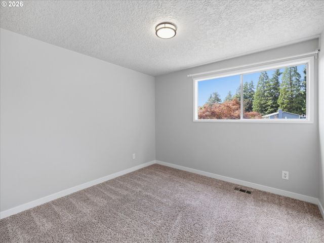 13416 EASTBORNE Dr, Oregon City, OR 97045