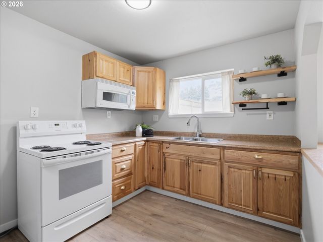 13416 EASTBORNE Dr, Oregon City, OR 97045