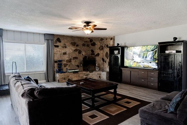 112 E Oleander, Fresno, CA 93706