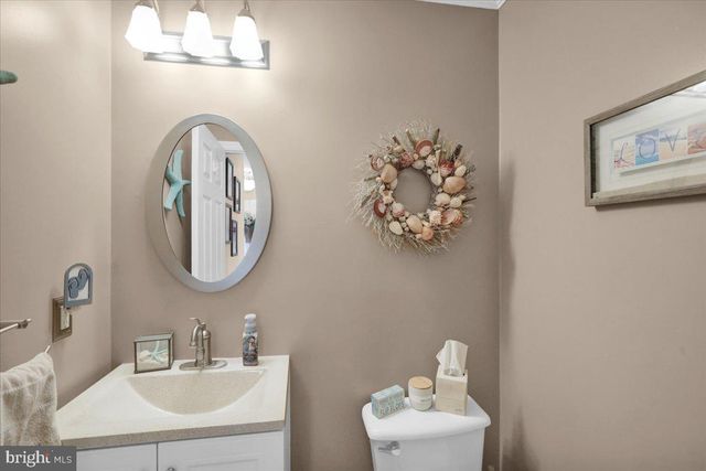 6 LENAPE DR, Morgantown, PA 19543