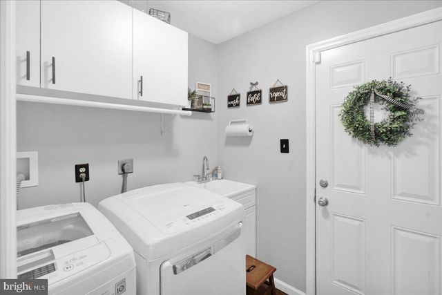 6 LENAPE DR, Morgantown, PA 19543