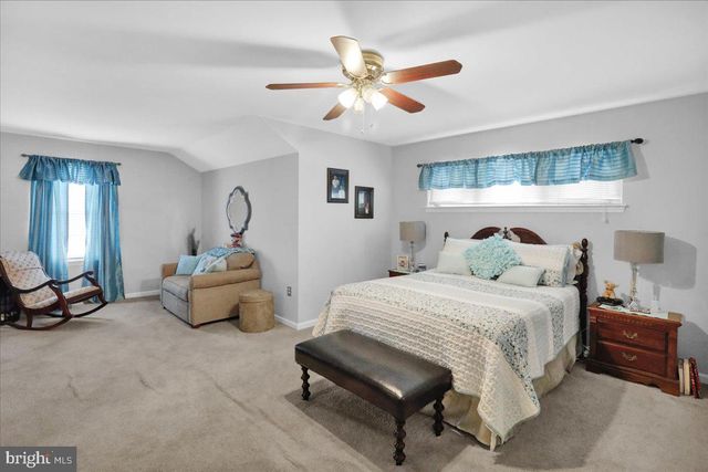 6 LENAPE DR, Morgantown, PA 19543