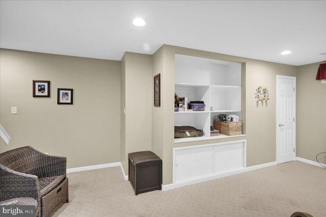 6 LENAPE DR, Morgantown, PA 19543