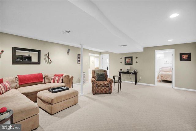 6 LENAPE DR, Morgantown, PA 19543