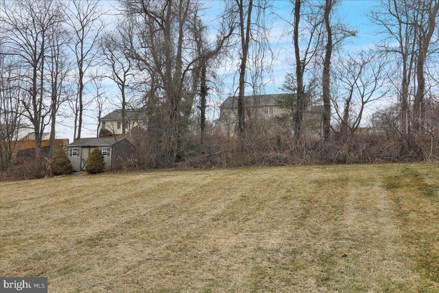 6 LENAPE DR, Morgantown, PA 19543