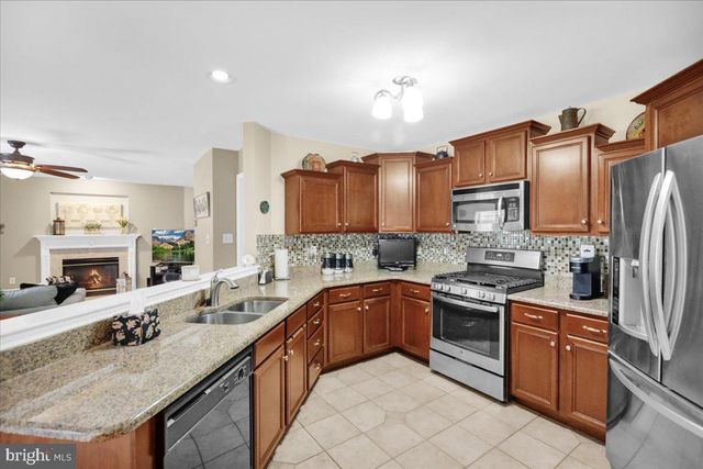 6 LENAPE DR, Morgantown, PA 19543