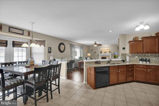 6 LENAPE DR, Morgantown, PA 19543