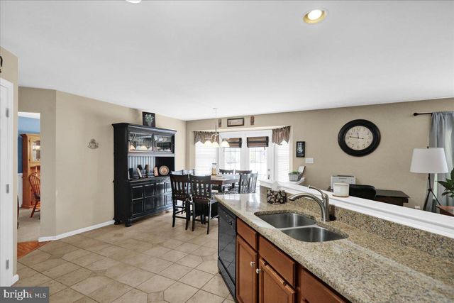 6 LENAPE DR, Morgantown, PA 19543