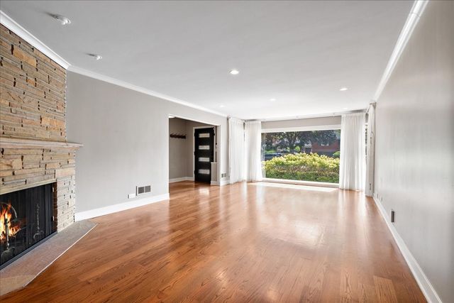 6618 N Lightfoot Avenue, Chicago, IL 60646