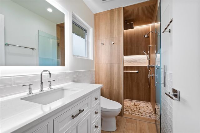 6618 N Lightfoot Avenue, Chicago, IL 60646