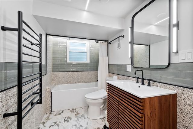 6618 N Lightfoot Avenue, Chicago, IL 60646
