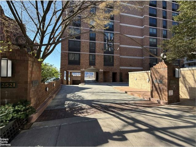 2521 Palisade Ave Apt 8C, New York City, NY 10463