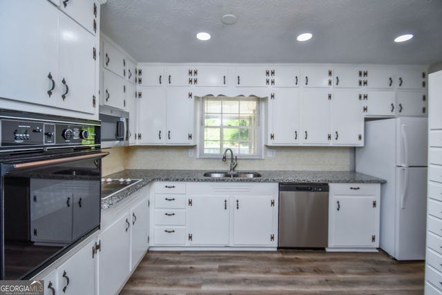1512 Robinhood Trail, Gainesville, GA 30501