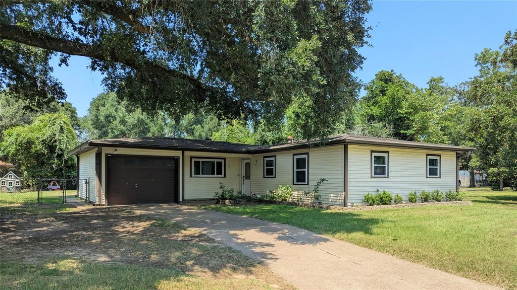 2535 Edgewood Street, Liberty, TX 77575