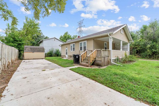 914 Riverside Blvd, Salina, KS 67401