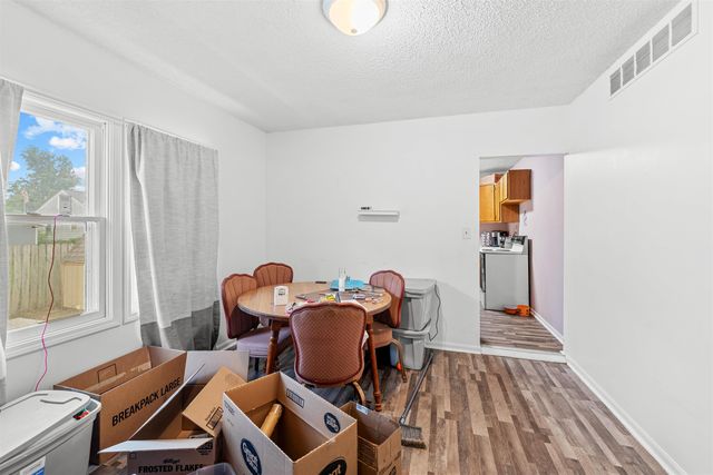 914 Riverside Blvd, Salina, KS 67401