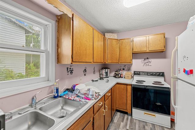 914 Riverside Blvd, Salina, KS 67401