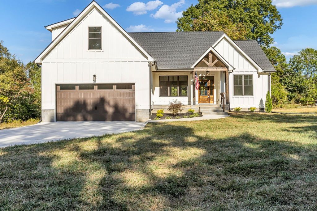 1054 Walnut Grove Rd, Dickson, TN 37055
