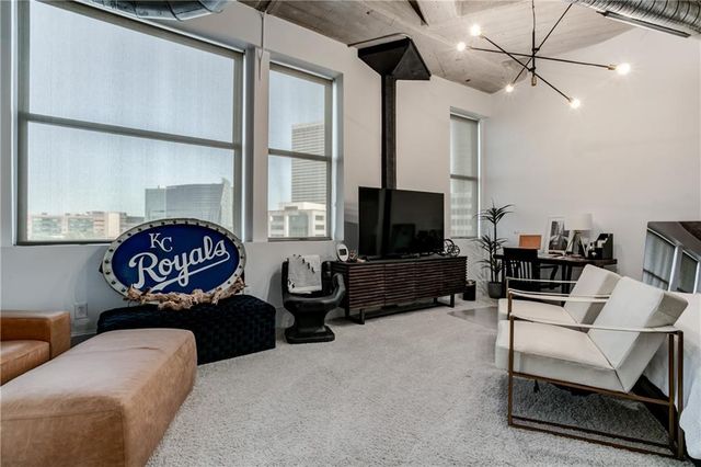 2107 Grand Avenue 1001-1002, Kansas City, MO 64108