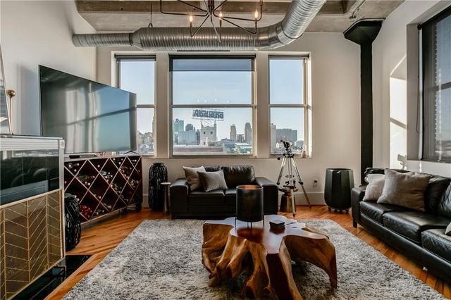 2107 Grand Avenue 1001-1002, Kansas City, MO 64108