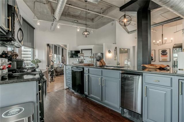 2107 Grand Avenue 1001-1002, Kansas City, MO 64108