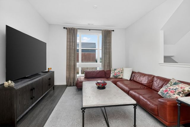 2213 Venture Drive, Schaumburg, IL 60173