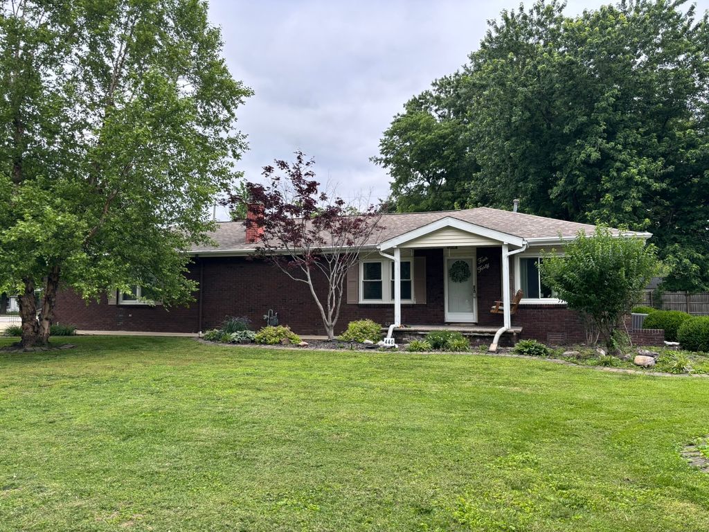 Image 1 of property listing at 440 N Indiana Avenue, Salem, IL 62881