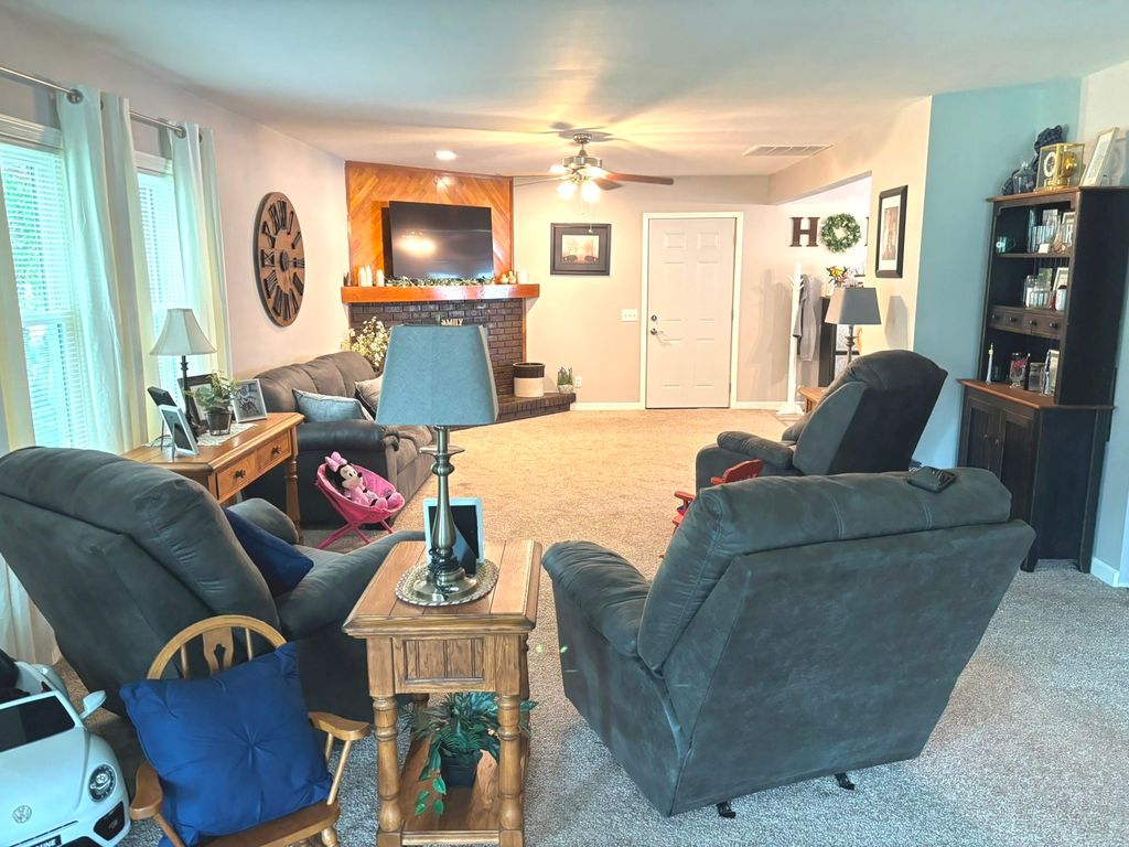 Image 2 of property listing at 440 N Indiana Avenue, Salem, IL 62881