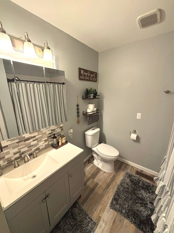 Image 12 of property listing at 440 N Indiana Avenue, Salem, IL 62881