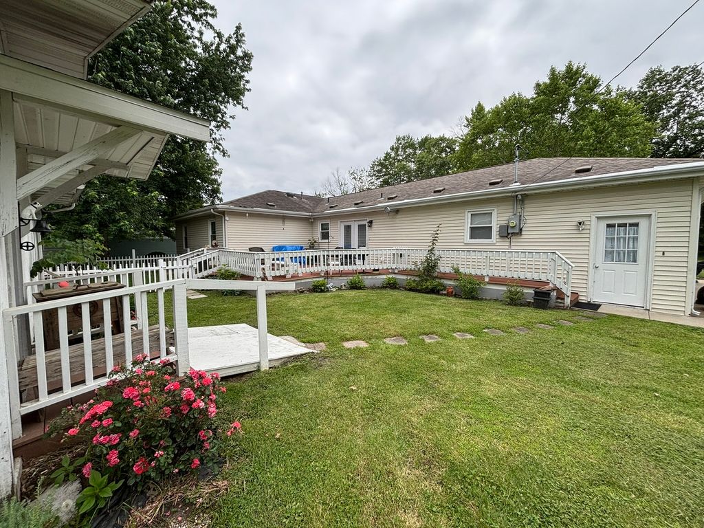 Image 14 of property listing at 440 N Indiana Avenue, Salem, IL 62881
