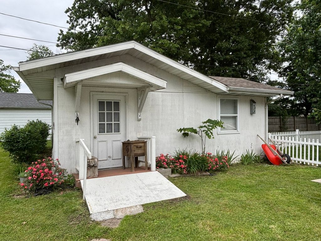 Image 15 of property listing at 440 N Indiana Avenue, Salem, IL 62881