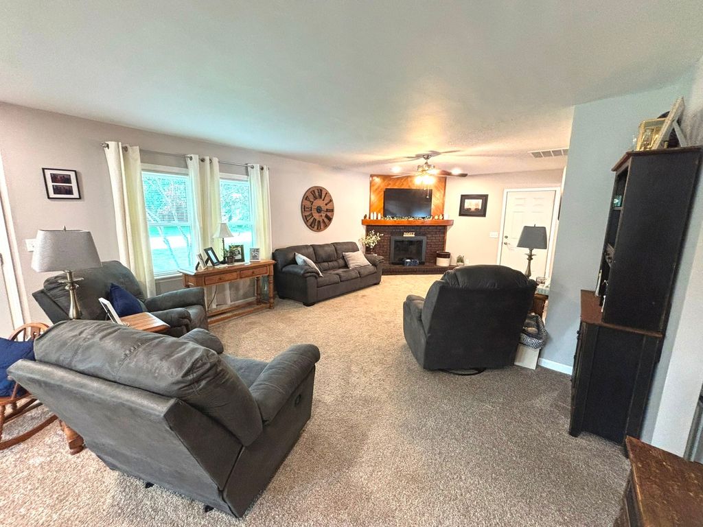 Image 3 of property listing at 440 N Indiana Avenue, Salem, IL 62881