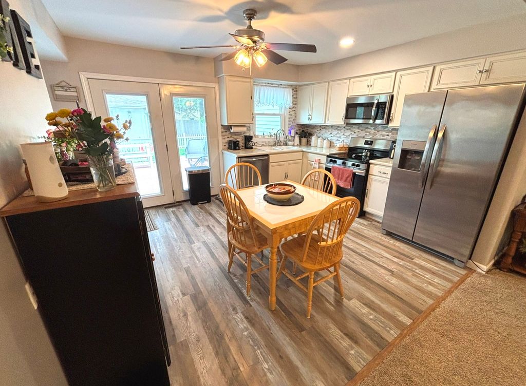 Image 5 of property listing at 440 N Indiana Avenue, Salem, IL 62881