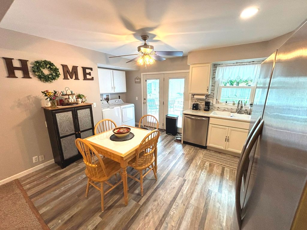 Image 6 of property listing at 440 N Indiana Avenue, Salem, IL 62881