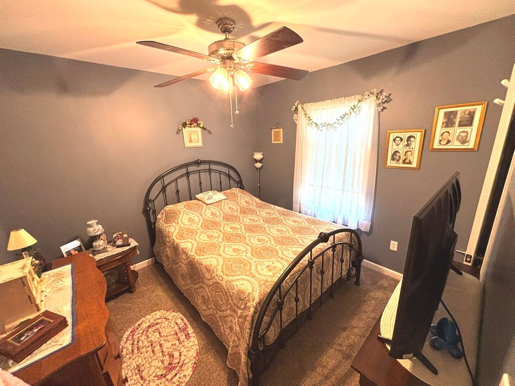 Image 9 of property listing at 440 N Indiana Avenue, Salem, IL 62881
