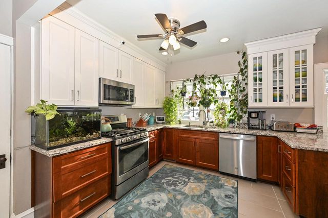 2804 N Grant BOULEVARD, Milwaukee, WI 53210