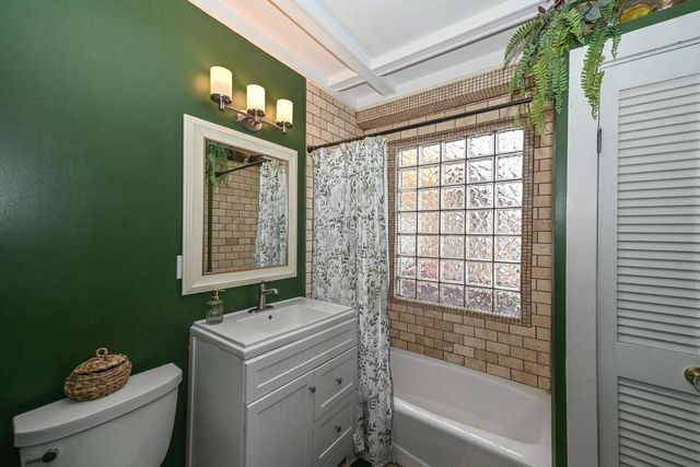 2804 N Grant BOULEVARD, Milwaukee, WI 53210