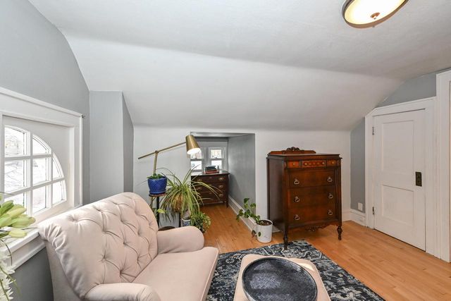 2804 N Grant BOULEVARD, Milwaukee, WI 53210