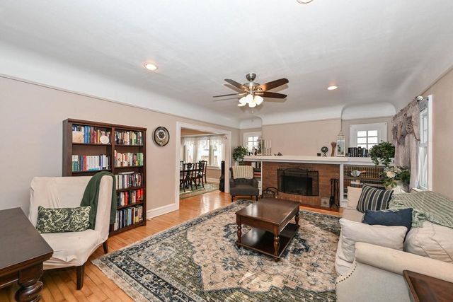 2804 N Grant BOULEVARD, Milwaukee, WI 53210