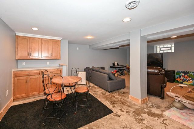 2804 N Grant BOULEVARD, Milwaukee, WI 53210