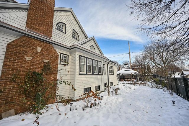 2804 N Grant BOULEVARD, Milwaukee, WI 53210